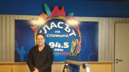 Солистът на Музикалния театър, Александър Мутафчийски, гост в Радиокафе