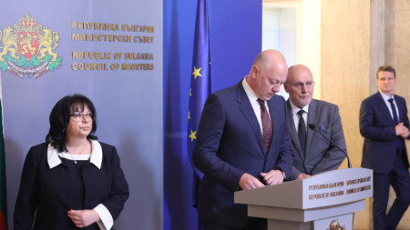 Отляво надясно - министърът на финансите Теменужка Петкова, министър-председателят Росен Желязков, управителят на БНБ Димитър Радев