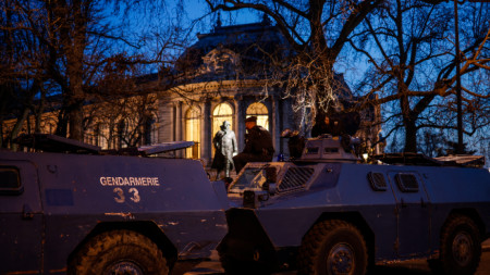 Бронираните машини на полицията са паркирани до Гран Пале, близо до Шанз Елизе, Париж, 11 февруари 2022 г.