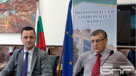 Илия Илиев и Бойко Костов (от ляво на дясно) от УС на Института на дипломираните експерт-счетоводители