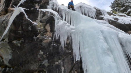 Замръзналият водопад е атракция и предизвикателство за катерачите по висулки 