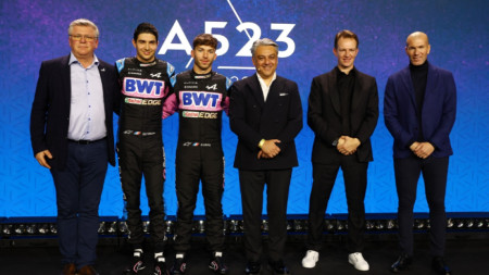 Зинедин Зидан (крайният вдясно) на представянето на отбора във Ф1.