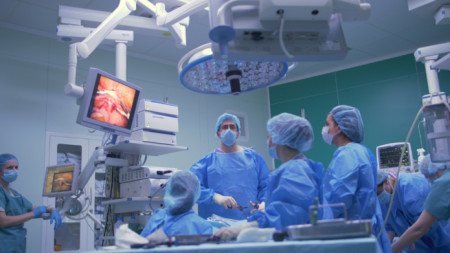 Д-р Георги Стаменов по време на операция