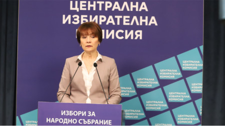 Rossitza Matewa von der Zentralen Wahlkommission auf einer Pressekonferenz am 28.03.2023 