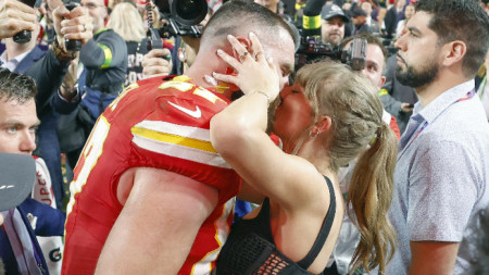 Певицата Тейлър Суифт и годеникът ѝ Травис Келси.