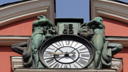 Часовникът на фасадата за сградата на Агенцията по заетостта.