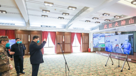 Китайският президент Си Цзинпин общува чрез видео разговори с пациенти, които се лекуват в болница в Ухан, 10 март 2020 г.