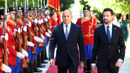 Президентът Румен Радев, който е на официално посещение в Черна гора, пристига в Президентския дворец (Плави дворац), където го посреща президентът на Черна гора Яков Милатович, 17 юни 2024 г.