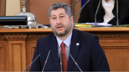 Председателят на парламентарната група на Демократична България Христо Иванов призова