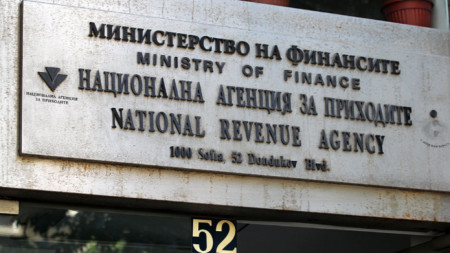 Националната агенция за приходите извършва проверки и наблюдение над големи