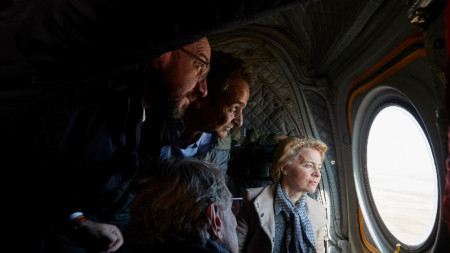 Шарл Мишел, Кириакос Мицотакис и Урсула фон дер Лайен наблюдават района на турско-гръцката граница при Кастаниес от хеликоптер