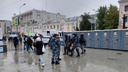 Антивоенен протест в района на метростанция Чистите езера в Москва.