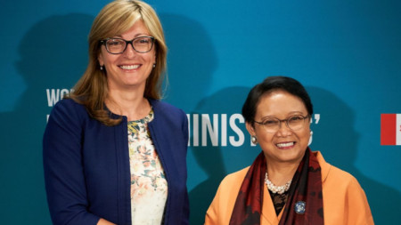 Екатерина Захариева и Рътно Марсуди на срещата на жените министри на външните работи в Монреал, Канада, през септември 2018 г.