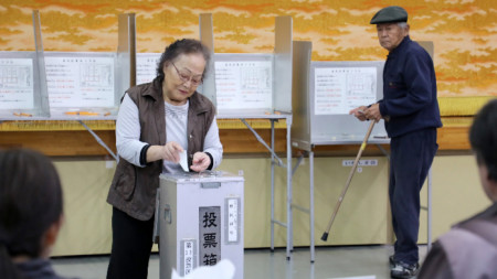 Повечето жители на японския остров Окинава гласуваха на референдум относно планове за преместване на американската военновъздушна база 