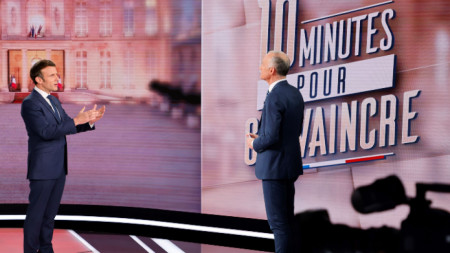 Еманюел Макрон разговаря с френския журналист Жил Було преди да участва в „10 минути за убеждаване“ по канал TF1, 6 април 2022 г.