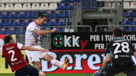 Златан Ибрахимович (в бяло) вкара и двата гола в Каляри.