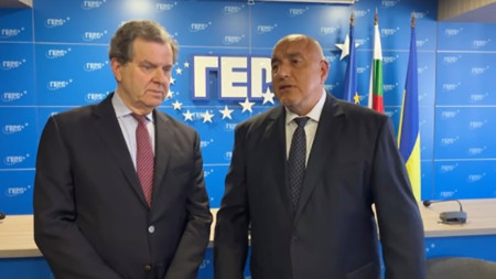 El director ejecutivo del Comité Judío Estadounidense, David Harris (a la izquierda) y el líder de GERB, Boyko Borisov