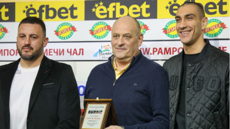 Виденов, Барчовски и Боянов (от ляво надясно) с наградата.
