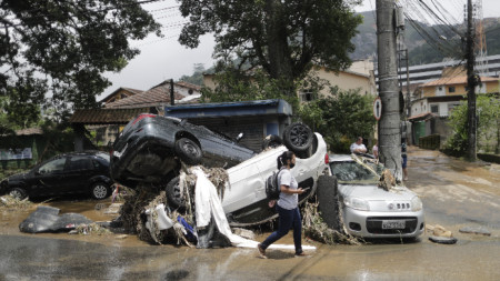 Почти 100 души загинаха при свлачища и наводнения в бразилския