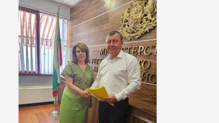 Министърът на регионалното развитие и благоустрйството Виолета Коритарова и кметът на Павликени Емануил Манолов