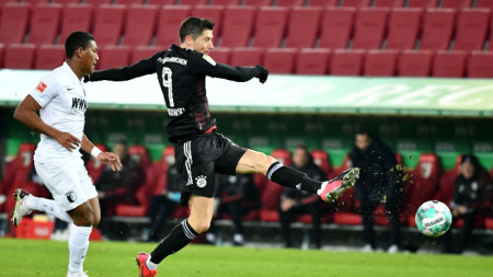 Левандовски има вече 22 гола този сезон в Бундеслигата.