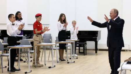 Руският президент Владимир Путин с ученици в Калининград - 1 септември 2022