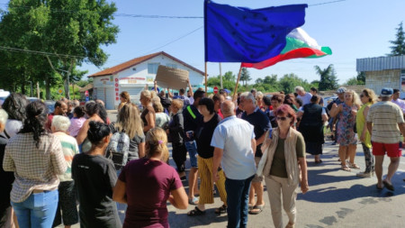 Жителите на населени места от община Добричка затвориха за около