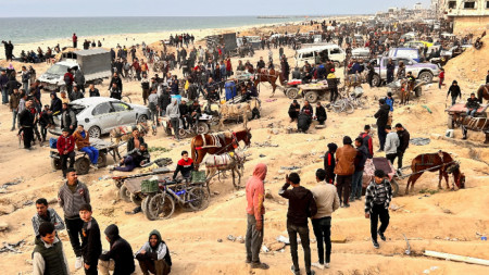 Палестинци чакат хуманитарна помощ в град Газа, 26 февруари 2024 г.