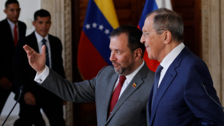 Сергей Лавров (дясно) с венецуелския си колега Иван Хил в Каракас, 18 април 2023 г.