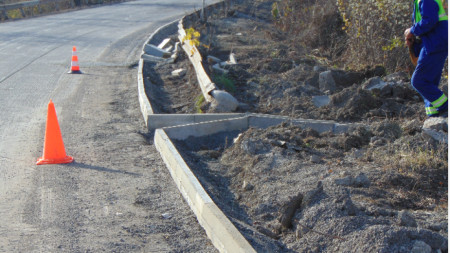 Започна ремонтът на 35 километровия път който свързва Писанец Ветово Глоджево