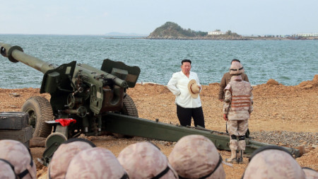 Севернокорейският лидер Ким Чен Ун инспектира позиция на армията