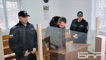 Кристиян Колев беше задържан за превозването на 14 нелегални мигранти с линейка 