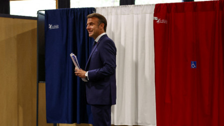 Френският президент Еманюел Макрон в изборната секция за евровота, 9 юни 2024 г.