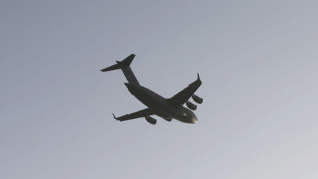 Военнотранспортен самолет на канадските ВВС лети над Кабул, 15 август 2021 г.