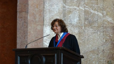 На тържествена церемония в Аулата в Ректората румънската писателка Ана