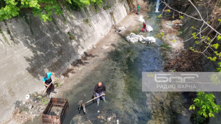 Работници почистват Шокъровия канал във Варна