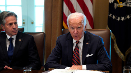 Президентът на САЩ Джо Байдън с държавния секретар Антъни Блинкън (вляво) по време заседание на кабинета в Белия дом, 6 септември 2022 г.