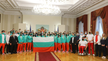 Президентът Румен Радев връчи националния флаг на олимпийската ни делегация