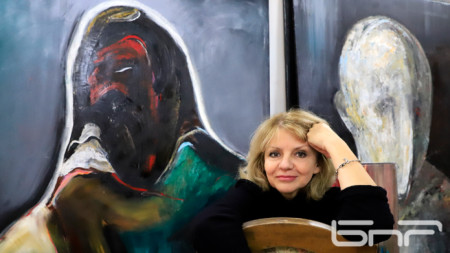 Катрин Томова представя новата си изложба  Paint It Dark  в галерия Нюанс