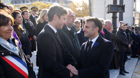 Президентът на Франция Еманюел Макрон (вдясно) и новият министър-председател на Франция Габриел Атал