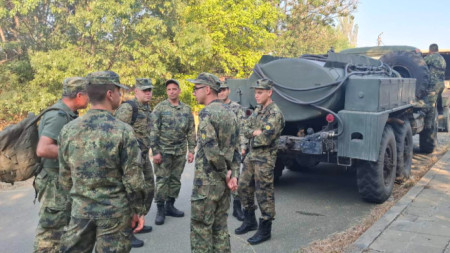Военни от Ямбол се включват в гасенето на огъня край село Скала