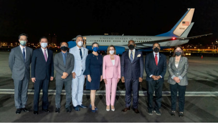 Външният министър на Тайван Джоузеф Ву позира за групова снимка с Нанси Пелоси и други членове на делегацията на САЩ на летище Сонгшан в Тайпе, Тайван, 2 август 2022 г.