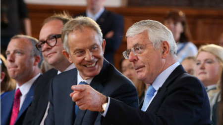 Бившите министър-председатели на Великобритания Тони Блеър (вляво) и Джон Мейджър с критики срещу сегашния премиер Борис Джонсън