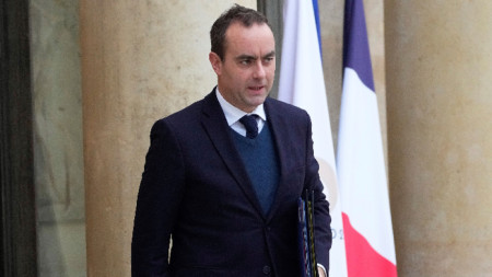 Френският министър на въоръжените сили Себастиан Льокорню