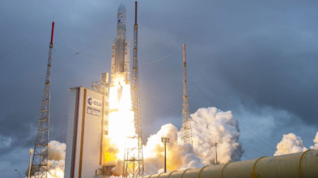 Изстрелване на ракета „Ариана 5“ от космическия център в Куру, Френска Гвиана, 25 декември 2021 г.