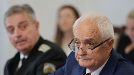 Министърът на отбраната Атанас Запрянов (вдясно)
и началникът на отбраната адмирал Емил Ефтимов  на заседанието на Комисията по отбрана в НС -  7 май 2025 г. 