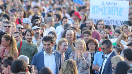 Кирил Петков сред участници в митинг в подкрепа на правителството