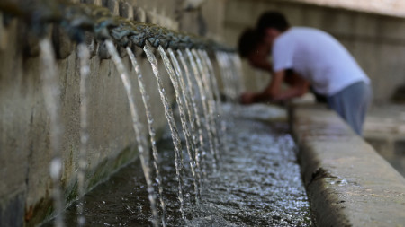Деца пият вода от чешма в Хатива, южно от Валенсия, 10 август 2023 г.