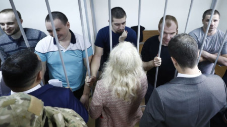 Украински моряци в клетка на делото им в съд в Москва за мярката им за неотклонение.