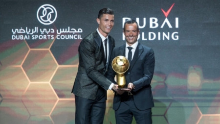Роналдо получава наградата си.